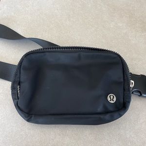 Lululemon Everywhere belt bag